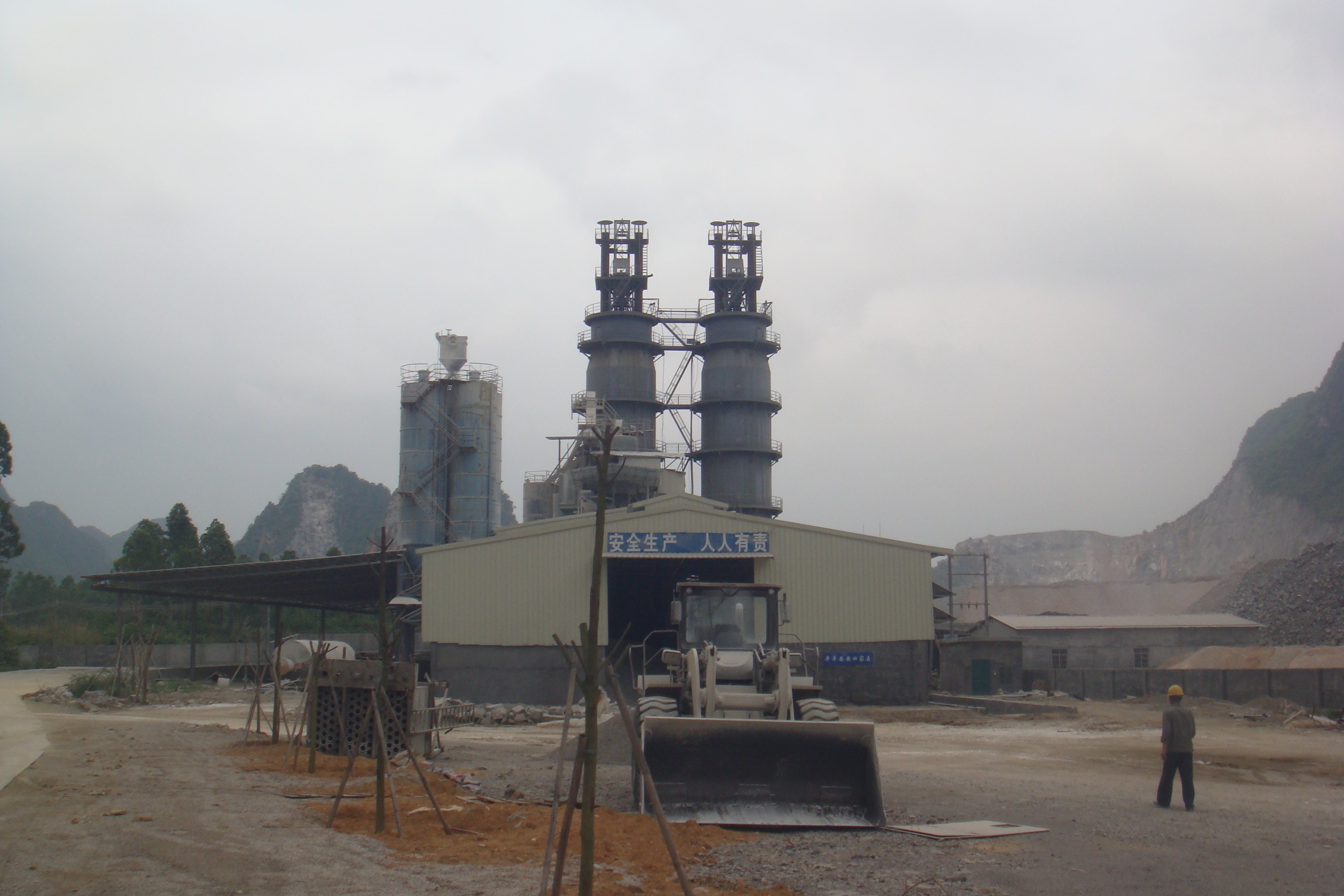 熱烈祝賀陽春恒發建材有限公司QBD系列新型煤燒豎窯工程雙窯日產400T順利投料點火